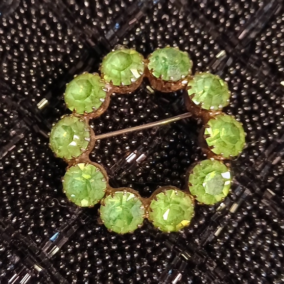 Vintage rhinestone 10 stone light green wreath shaped brooch. - Picture 8 of 13
